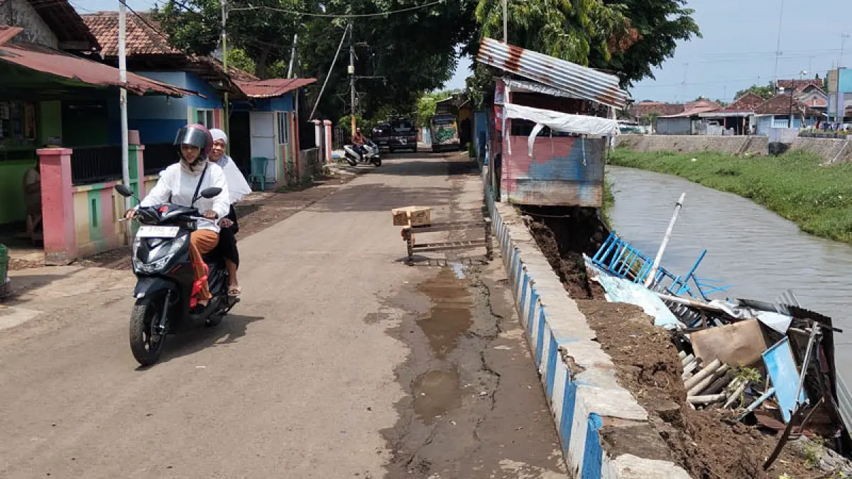 AMBROL : Sebuah TPT di Kecamatan Pakuniran ambrol setelah diguyur hujan lebat dengan intensitas lama. (Dokumen Jawa Pos Radar Bromo)