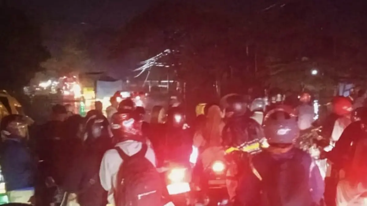 Banjir sempat membuat jalur pantura di Beji, Kabupaten Pasuruan lumpuh karena tergenang air setinggi setengah meter lebih. (Foto: Istimewa)