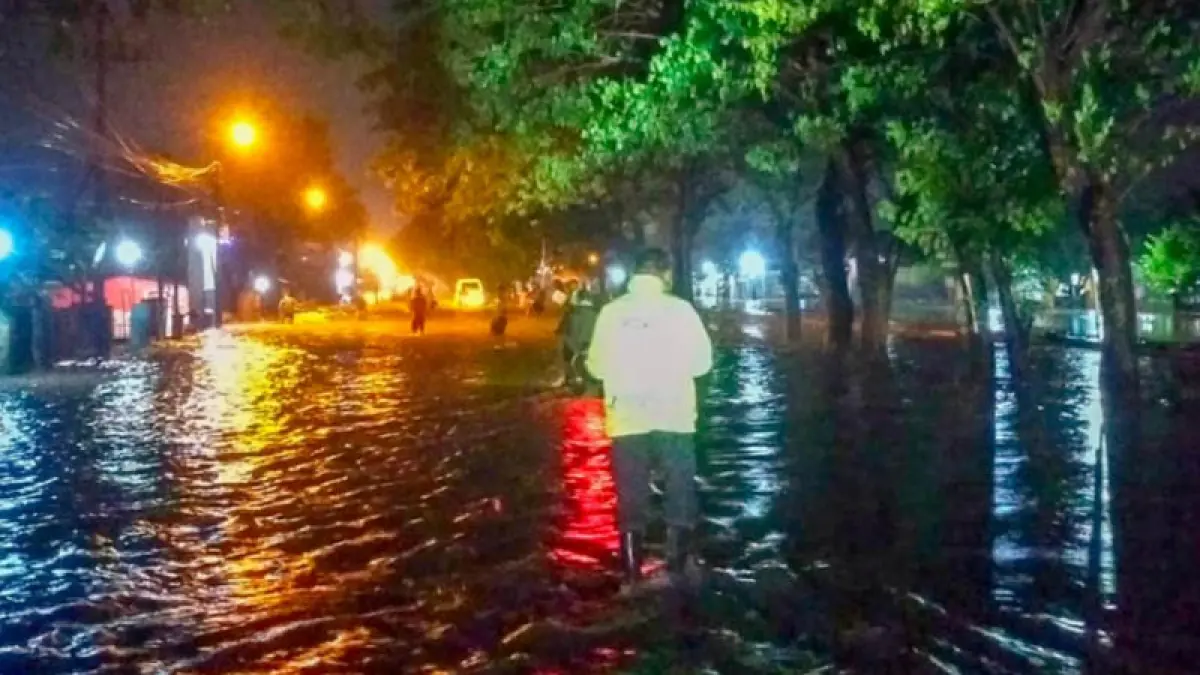 Banjir yang melanda Pasuruan Selasa (24/3) malam. Sejumlah wilayah dilanda banjir usai hujan deras turun sejak sore. (Foto: M Zubaidillah/Jawa Pos Radar Bromo)