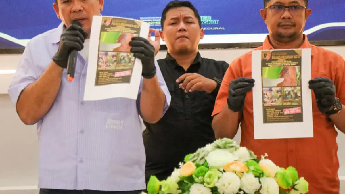 BEBER KETERANGAN: Kasat Reskrim Polresta Pasuruan, AKP Decky Tjahyono Tri Yoga (kiri) menunjukkan foto korban. (Foto: M Zubaidillah/Jawa Pos Radar Bromo)