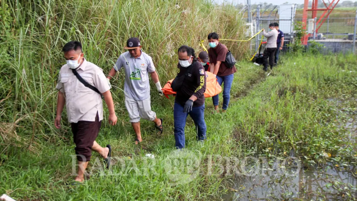 EVAKUASI: Petugas dibantu warga saat mengevakuasi jasad perempuan tak dikenal, yang ditemukan kemarin (23/3) di Dusun Babatan, Desa Sambirejo, Rejoso, Kabupaten Pasuruan. (Mokhamad Zubaidillah/ Radar Bromo)