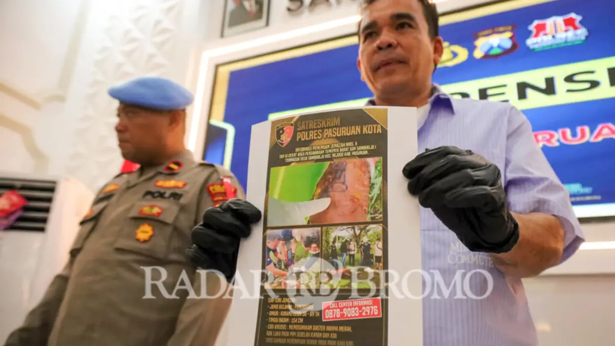 Kasat Reskrim Polresta Pasuruan, AKP Decky Tjahyono Tri Yoga menunjukkan kondisi korban saat ditemukan. (Mokhamad Zubaidillah/ Radar Bromo)