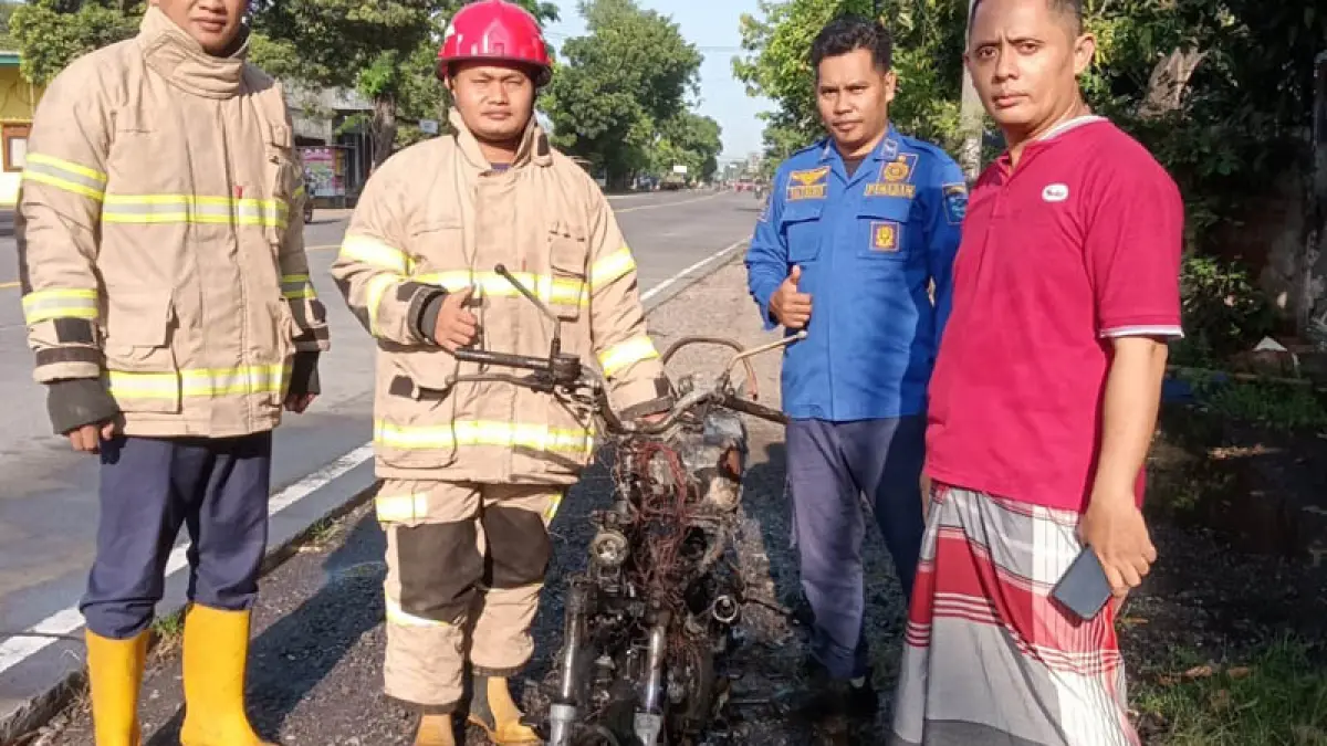 LUDES: Personel Damkar setelah memadamkan api yang membakar motor di Jalan Raya Pantura, Desa Sebaung, Kecamatan Gending, Kabupaten Probolinggo, Senin (23/3). (Foto: Damkar for Jawa Pos Radar Bromo)