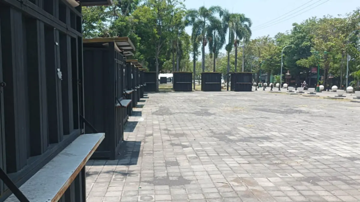 MANGKRAK: Kontainer yang berada di sisi Timur Stadion Gelora Merdeka Kraksaan mangkrak. (Foto: Agus Faiz Musleh/Jawa Pos Radar Bromo)