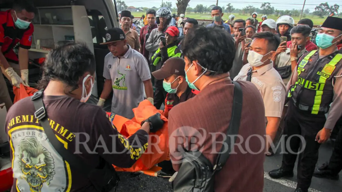 MASIH MISTERI: Petugas saat mengevakuasi jenazah Mrs X yang ditemukan di areal sawah, Rejoso, Kabupaten Pasuruan (Mokhamad Zubaidillah/ Radar Bromo)