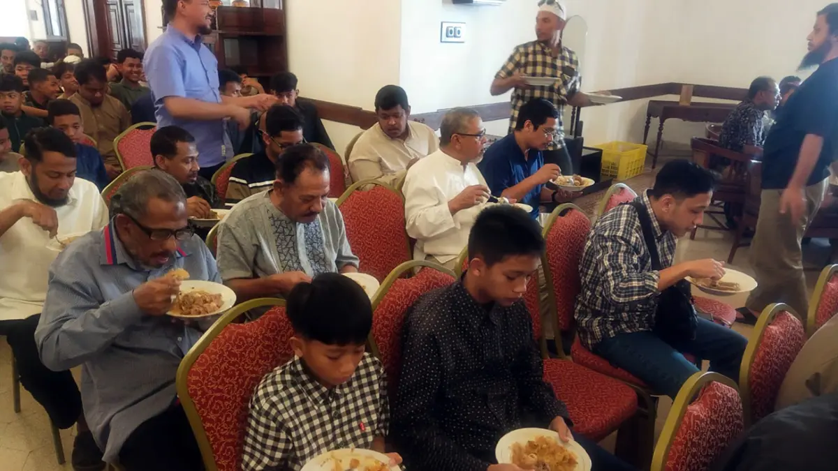 MENIKMATI: Para tamu tampak menikmati hidangan timur tengah yang disajikan langsung oleh chef ahli