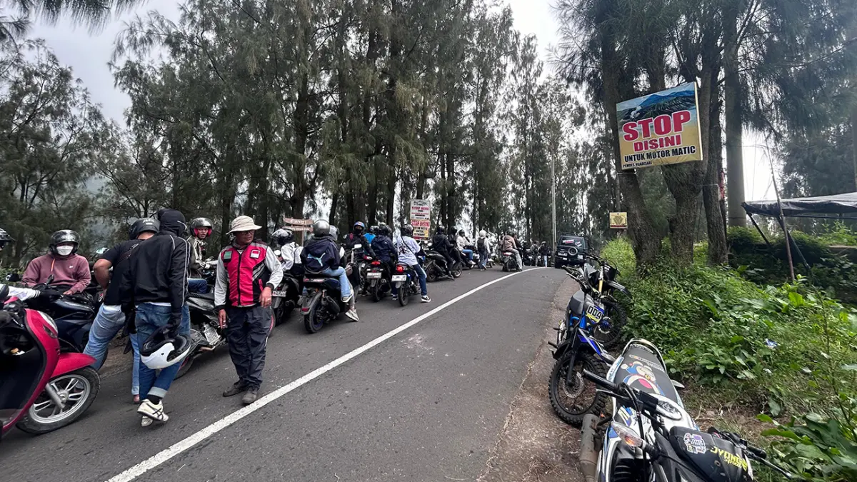 RAMAI: Sejumlah wisatawan Gunung Bromo yang menggunakan motor matik tengah beristirahat di Desa Ngadisari, Kecamatan Sukapura, Kabupaten Probolinggo, Selasa (24/3)