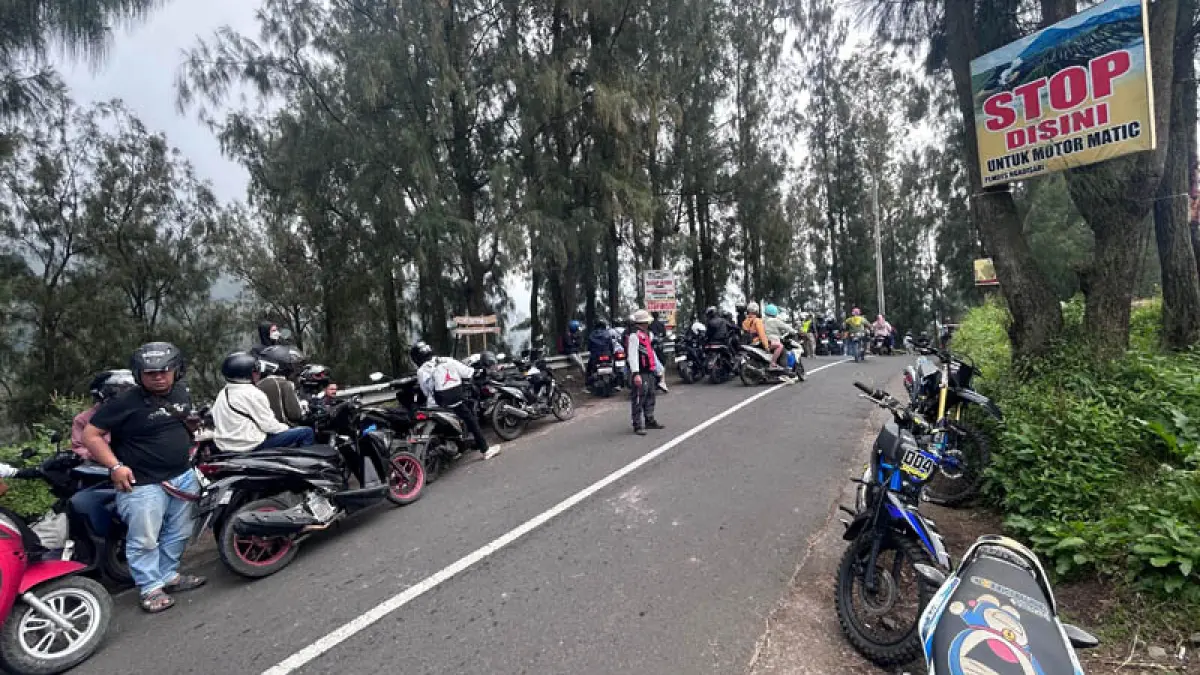 RAMAI: Sejumlah wisatawan hendak menuju Gunung Bromo. Nampak pemotor matik tengah beristirahat di Desa Ngadisari, Kecamatan Sukapura, Kabupaten Probolinggo, Selasa (24/3). (Pemdes Ngadisari for Jawa Pos Radar Bromo)