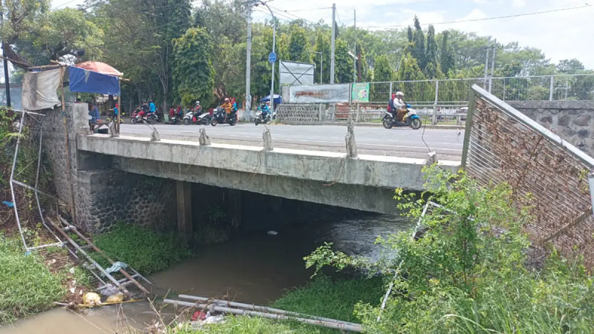 RUSAK: Pagar di jembatan Kraksan Wetan yang rusak. (Foto: Agus Faiz Musleh/Jawa Pos Radar Bromo)