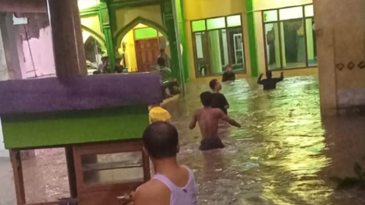 SEPINGUL: Banjir yang menggenangi wilayah Gondang Wetan. Banjir terjadi usai sejumlah wilayahj didera hujan deras. (Foto: Istimewa)