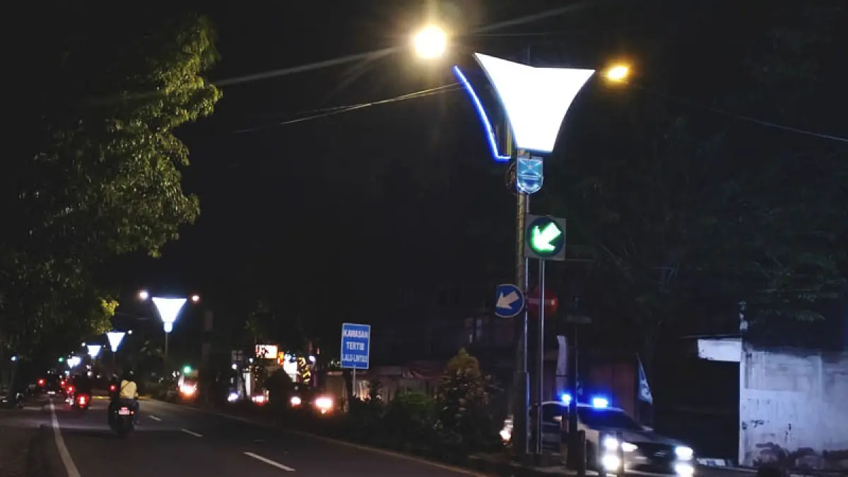 TERANG : Lampu median jalan di ruas jalan Panglima Sudirman, Kecamatan Kraksaan. Wilayah timur Kabupaten Probolinggo bakal mendapatkan tambahan PJU. (Foto : Achmad Arianto/Jawa Pos Radar Bromo)