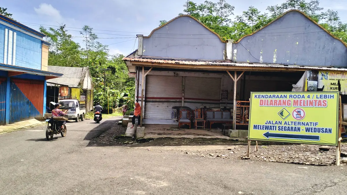 AKAN DIBATASI: Salah satu ruas jalan di Desa Segaran, Tiris, Kabupaten Probolinggo. Dishub setempat berencana membatasi tonase kendaraan yang masuk ke Tiris untuk mengantisipasi ambles susulan. (Achmad Arianto/ Radar Bromo)