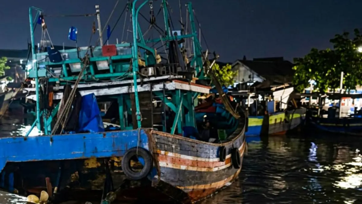 KENA DAMPAK: Kapal nelayan di Pelabuhan Pasuruan yang terseret arus saat banjir. (Foto: M Zubaidillah/Jawa Pos Radar Bromo)