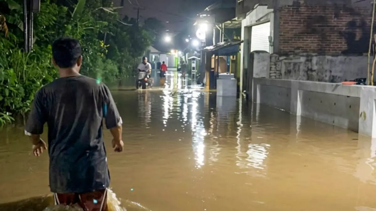 KENCANG: Banjir yang menerjang di Beji, Kabupaten Pasuruan, Rabu (25/3) dini hari. (Foto: M Zubaidillah/Jawa Pos Radar Bromo)