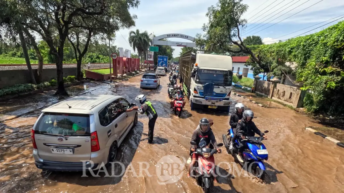 Kondisi jalur pantura Pasuruan-Probolinggo yang masih terendam banjir, Rabu siang (25/3). (Mokhamad Zubaidillah/ Radar Bromo)