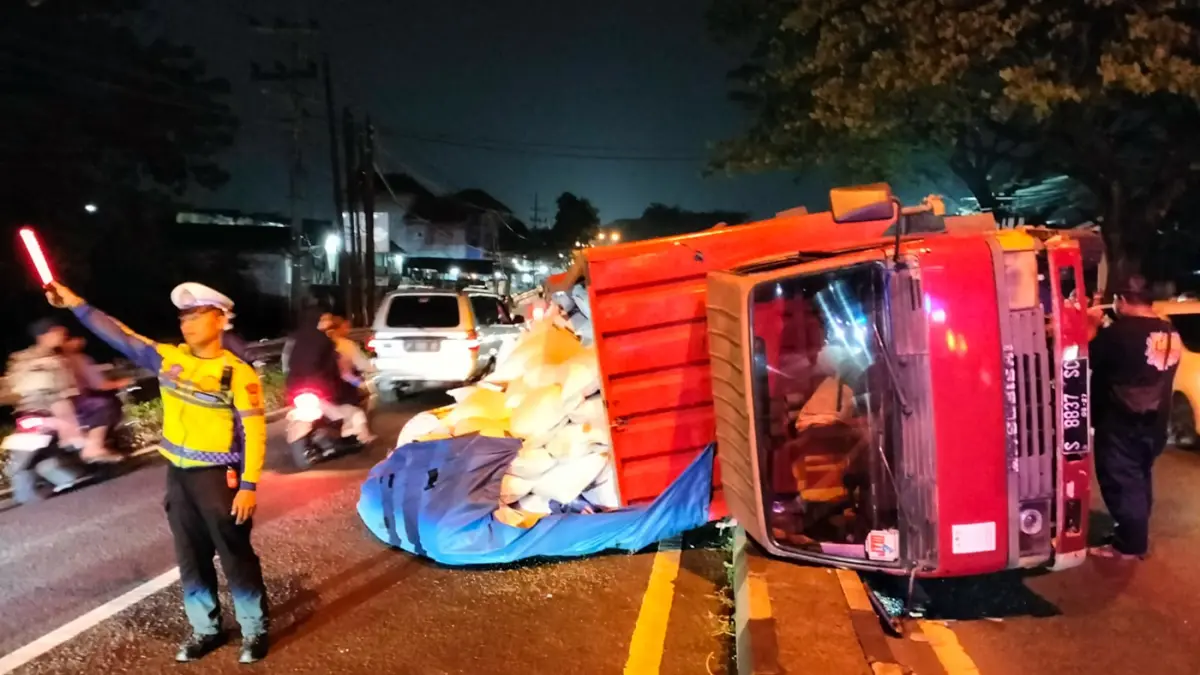 Kondisi truk muat pakan ternak yang terguling di jalur Surabaya-Malang, Desa Karangjati, Pandaan, Kabupaten Pasuruan, Rabu malam (25/3). (Rizal Syatori/ Radar Bromo)