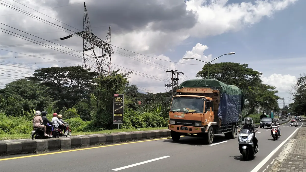 LENGANG: Nampak truk dan sejumlah kendaraan lain melintas di jalan Surabaya-Malang, Desa Suwayuwo, Sukorejo (25/3). (Rizal Syatori/ Radar Bromo)