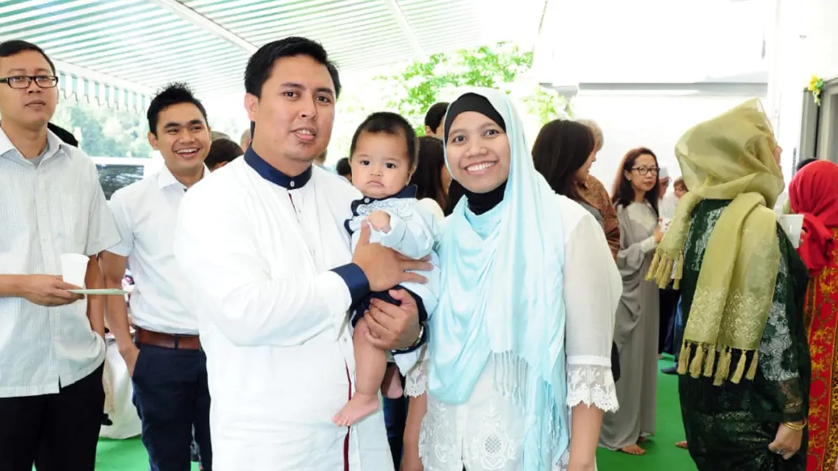 Momen Kharisma Adi Putra saat Lebaran di Eropa. (Istimewa)