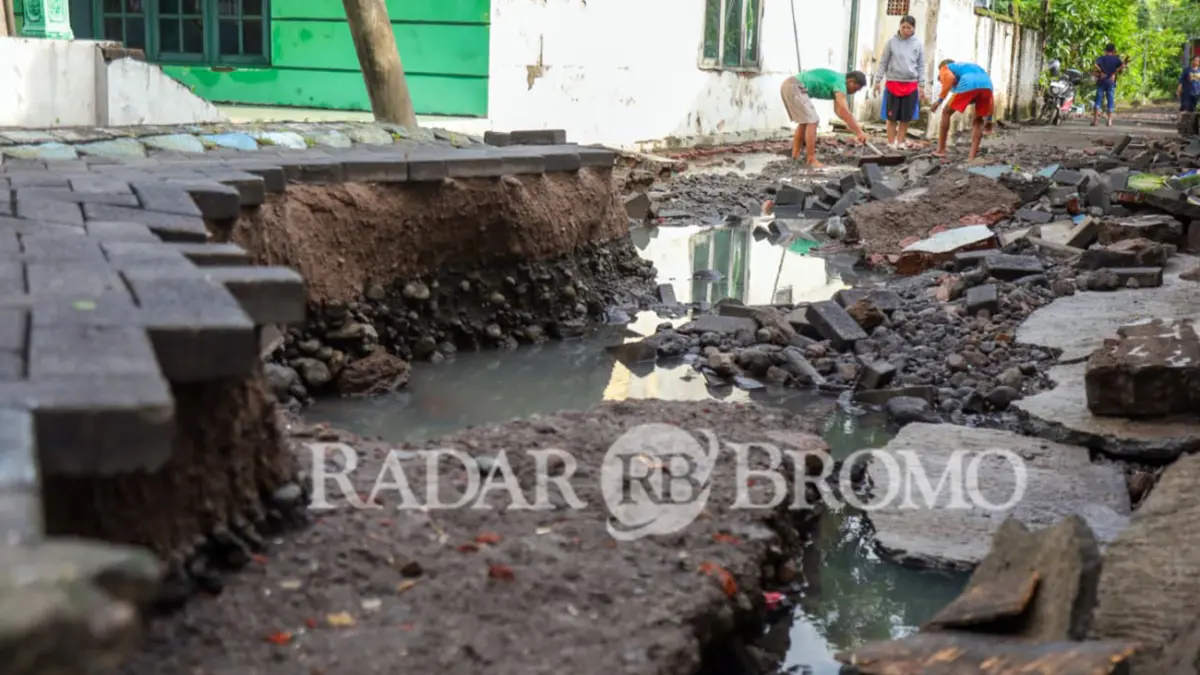 RUSAK PARAH: Kondisi di Desa/Kecamatan Beji, Rabu (25/3) pagi. Akibat diterjang banjir Selasa (24/3) sore, jalan paving di Dusun/ Desa Beji rusak poranda. (Foto: M Zubaidillah/Jawa Pos Radar Bromo)