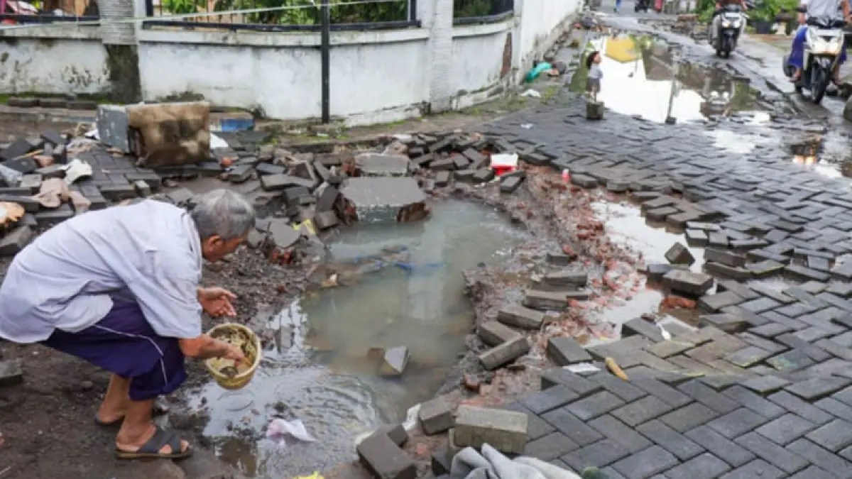 RUSAK PARAH: Kondisi di Desa/Kecamatan Beji, Rabu (25/3) pagi. Akibat diterjang banjir Selasa (24/3) sore, jalan paving di Dusun/ Desa Beji rusak poranda. (Foto: M Zubaidillah/Jawa Pos Radar Bromo)