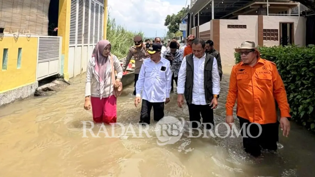 Wabup Pasuruan Shobih Asrori (bertopi, kemeja putih) bersama BPBD Jatim dan Kalaksa BPBD Kabupaten Pasuruan saat meninjau permukiman di Kedungringin, Beji yang terendam banjir (25/3). (Mokhamad Zubaidillah/ Radar Bromo)