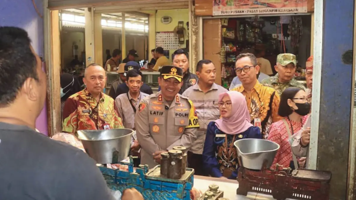 CEK PASAR: Petugas gabungan mengecek bapokting di pasar semampir beberapa waktu lalu. Diperta berencana menaikkan tarif pemotongan hewan. (Foto: dok Jawa Pos Radar Bromo)