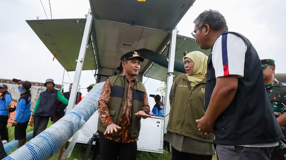 Gubernur Jatim Khofifah Indar Parawansa (tengah) bersama Wali Kota Pasuruan Adi Wibowo saat meninjau rumah pompa di kawasan buk Wedi Pasuruan yang kerap terendam banjir, Kamis (26/3). (Mokhamad Zubaidillah/ Radar Bromo)