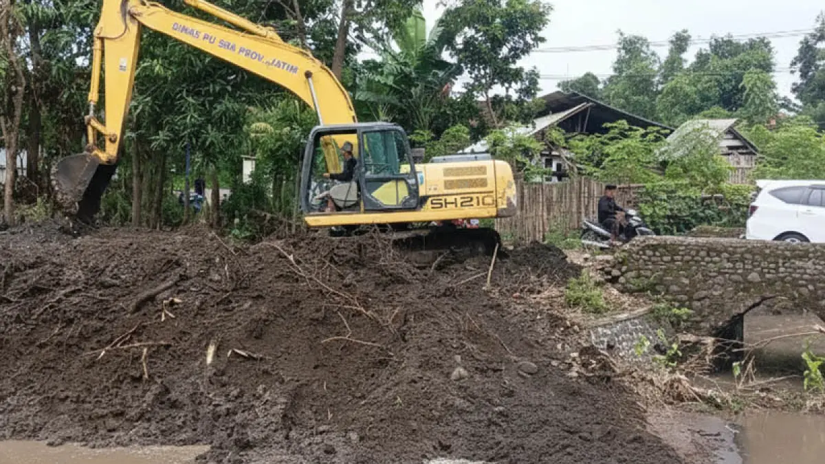 KEWENANGAN PROVINSI: Alat berat yang dikerahkan untuk mengeruk sungai di wilayah Krejengan. Pemkab Probolinggo juga mengajukan normalisasi sejumlah sungai ke Pemprov Jatim. (Foto: dok Jawa Pos Radar Bromo)