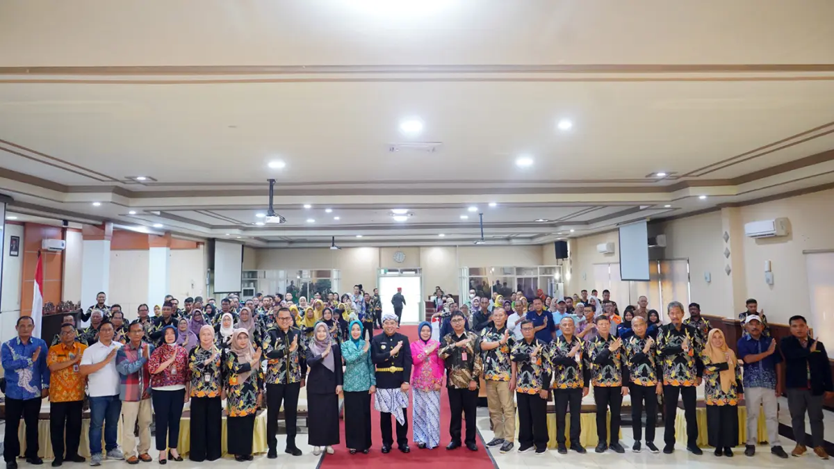 KOMPAK: Wali Kota Probolinggo dr. Aminuddin dan Wakil Wali Kota Hj. Ina Dwi Lestari berfoto bersama para undangan dari seluruh unsur masyarakat usai seremonial Musrenbang RKPD, Kamis (26/3).