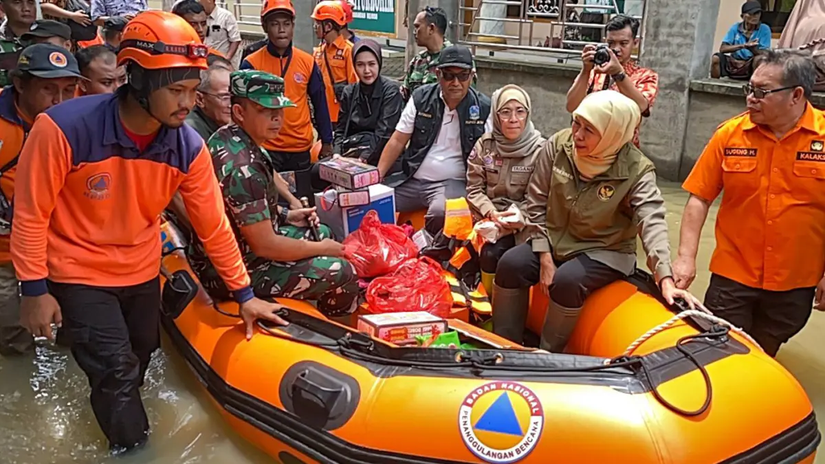TINJAU BANJIR: Gubernur Jatim Khofifah Indar Parawansa saat berkunjung ke lokasi terdampak banjir dengan perahu karet di Rejoso, Kabupaten Pasuruan (26/3). (Mokhamad Zubaidillah/ Radar Bromo)