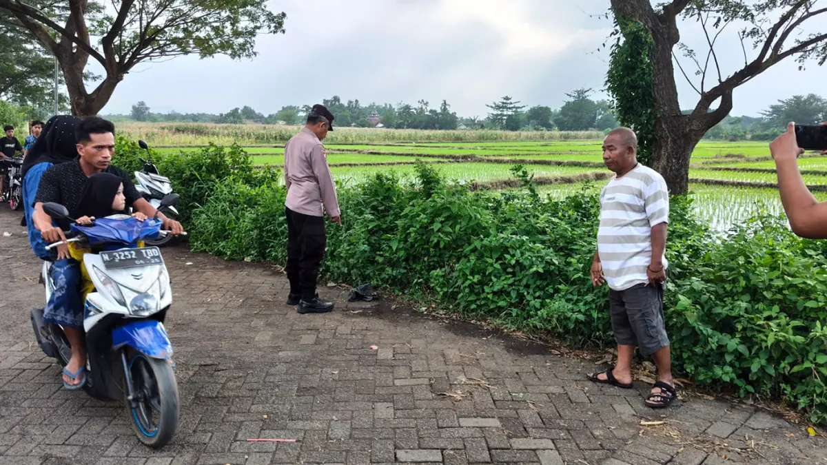 TKP: Petugas kepolisian melakukan olah TKP begal motor di Desa Randugong, Kejayan, Kabupaten Pasuruan.  