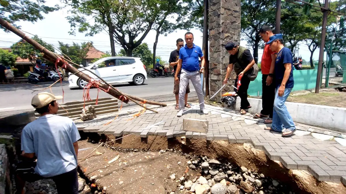 BAKAL DIBENAHI: Kondisi jalan pavingisasi di wilayah Desa/Kecamatan Beji, yang porak-poranda usai diterjang banjir. Pemkab berencana untuk segera memperbaiki. (Mokhamad Zubaidillah/Radar Bromo)