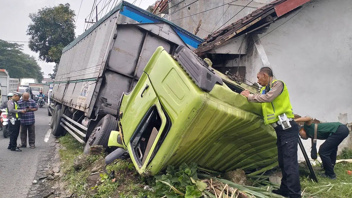 CELAKA: Truk wing box yang ringsek usai kecelakaan. Insiden itu bermula, saat kabin truk terbuka hingga menghalangi pandangan sopir, Muhammad Yusuf. (Rizal Syatori/Radar Bromo)