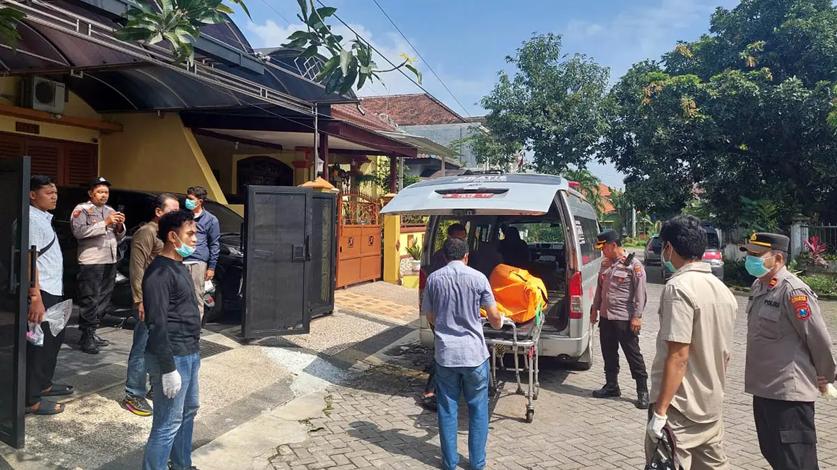 EVAKUASI: Jenazah korban, Supriyatin, saat dievakuasi ke rumah sakit. Ia meninggal dunia, diduga karena sakit asma yang diderita. (Rizal Syatori/Radar Bromo)