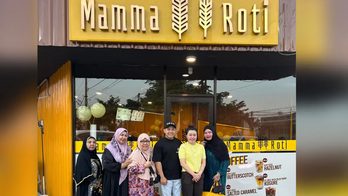 GRAND OPENING: Owner Mammaroti Kraksaan dr. Susanti Sugianto, MARS. (Baju Kuning) bersama keluarga dan kolega berfoto bersama di depan Outlet Mammaroti Kraksaan.