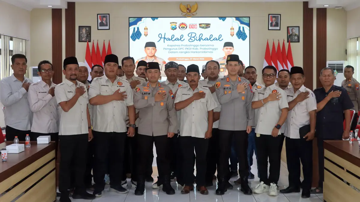 SINERGI: Anggota PKDI Kabupaten Probolinggo halalbihalal bersama kepolisian di Mapolres Probolinggo. (Agus Faiz Musleh/ Radar Bromo)