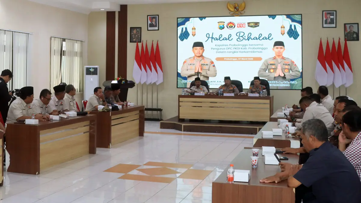 SINERGI: Anggota PKDI Kabupaten Probolinggo halalbihalal bersama kepolisian di Mapolres Probolinggo. (Agus Faiz Musleh/ Radar Bromo)