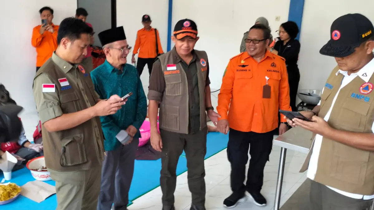 TINJAU DAPUR UMUM: Kepala BNPB Letjen TNI Suharyanto mengunjungi dapur umum Jumat (27/3) di Kantor Desa Kedungringin, Kecamatan Beji. (M Busthomi/ Radar Bromo) 