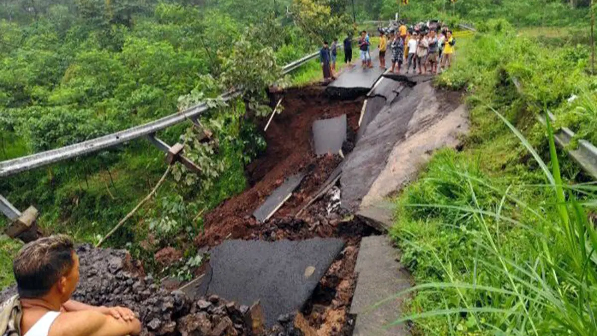 AMBROL: Kondisi jembatan di akses air terjun Madakaripura yang ambrol usai diguyur hujan, Sabtu dinihari (28/3). (Istimewa)