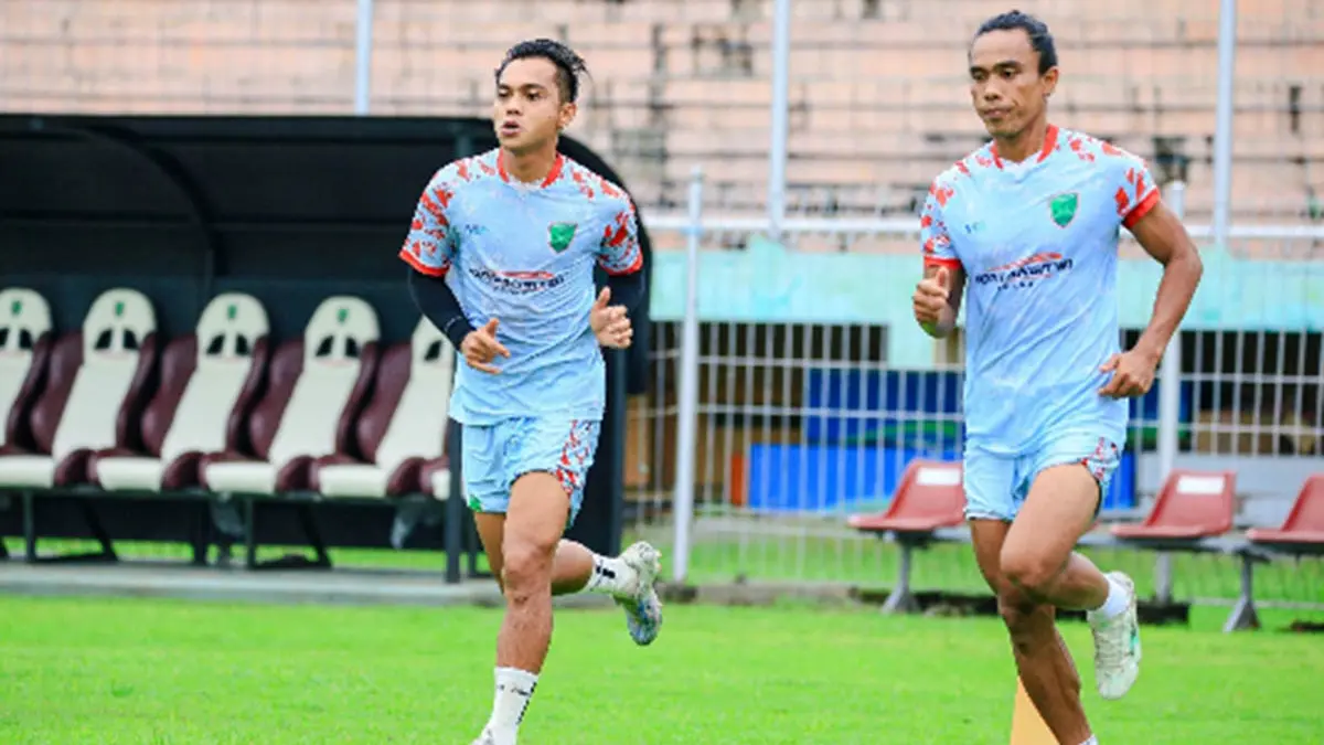 PERKUAT KOMPOSISI: Kapten Pasuruan United Ricko Hardiansyah (kiri) dan bek rekrutan baru Samsul Arifin saat berlatih. (Pasuruan United for Jawa Pos Radar Bromo)