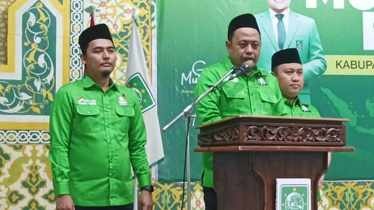 PERTANGGUNGJAWAAN: Ketua DPC PKB Kabupaten Probolinggo Fahmi AHZ (tengah) bersama pengurus, saat membacakan laporan pertanggungjawaban 2024-2026. (Foto: Agus Faiz Musleh/Jawa Pos Radar Bromo)