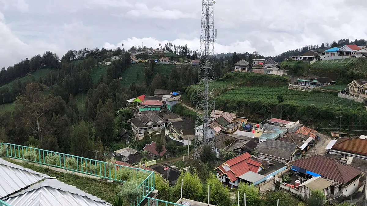 SEJUK: Suasana perkampungan di Desa Wonokerso, Kecamatan Sumber, Kabupaten Probolinggo. (Inneke Agustin/Radar Bromo)