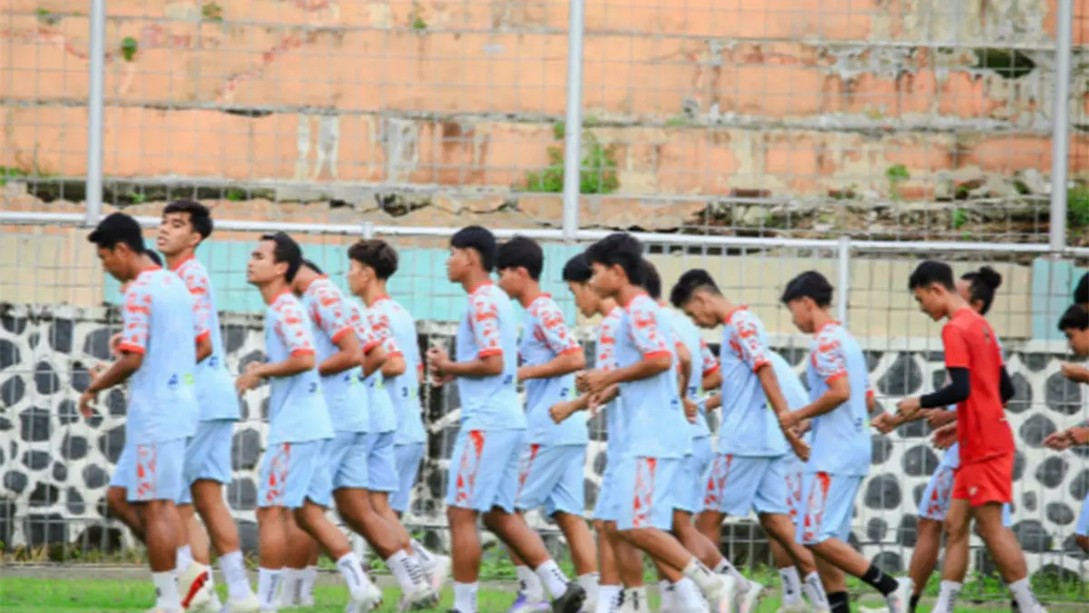 &nbsp;SEMANGAT BARU: Skuadra Pasuruan United saat berlatih di Stadion R Soedrasono saat bulan suci Ramadan lalu.