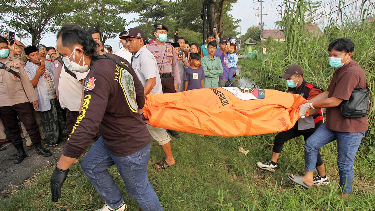 EVAKUASI: Jenazah Mrs X yang hingga kini masih menjadi misteri. Siapa korban dan apa yang menyebabkan kematiannya, masih teka-teki. (Mokhamad Zubaidillah/Radar Bromo)