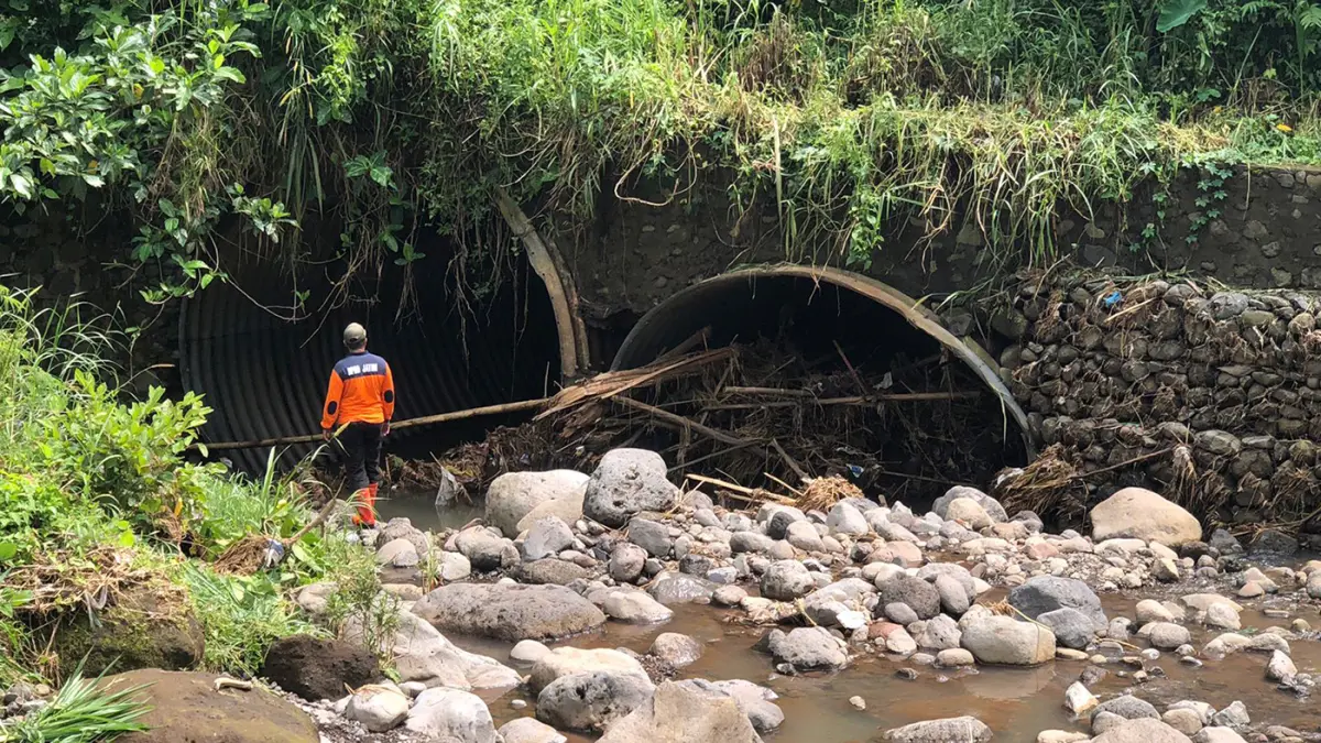 Gorong-gorong dari baja yang dibangun 1992 terimbas ambruknya jembatan lantaran tertutup material longsor.  