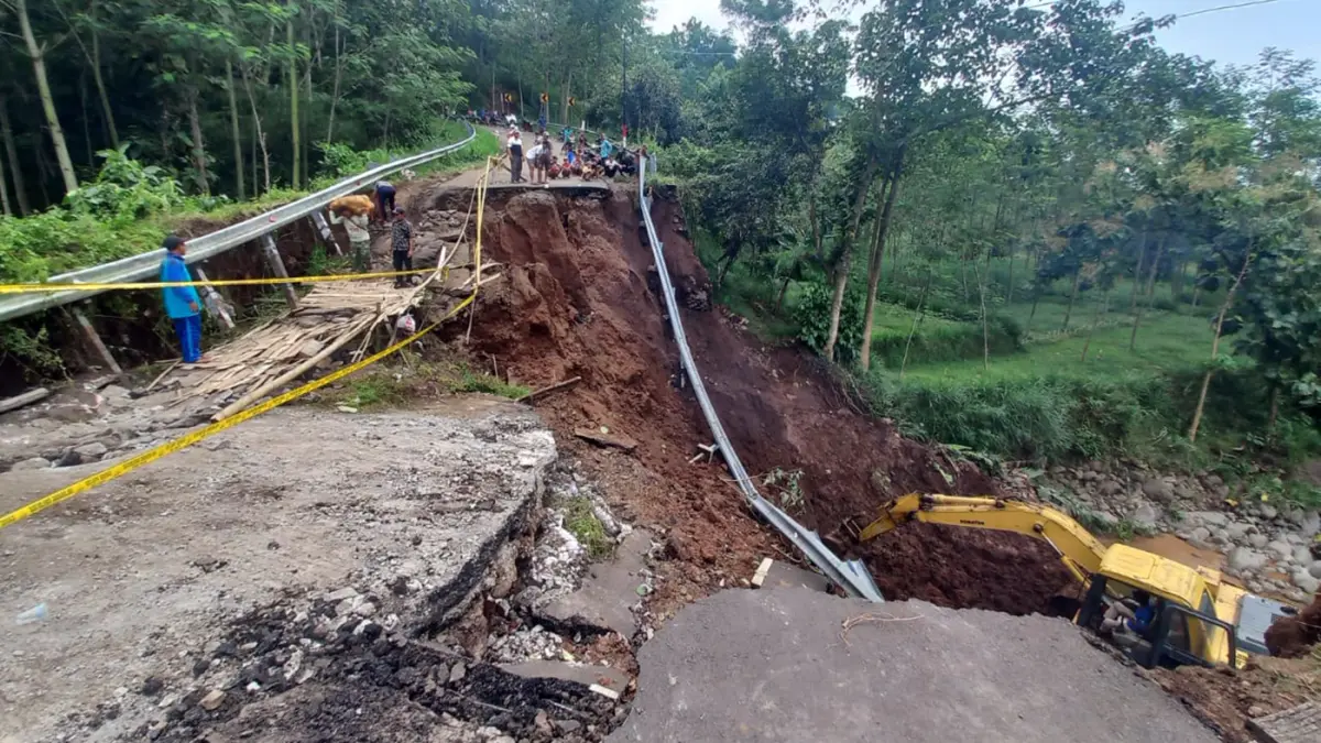 Kondisi jembatan Duren saat ambruk, Sabtu (28/3). (Inneke Agustin/ Radar Bromo)