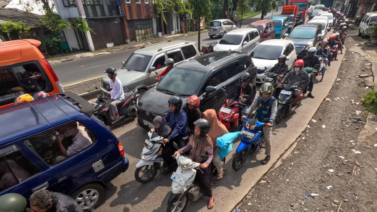 MACET PANJANG: Kondisi salah satu ruas jalan di Pandaan, Kabupaten Pasuruan di hari terakhir libur lebaran, Minggu (29/3). (Mokhamad Zubaidillah/ Radar Bromo) 