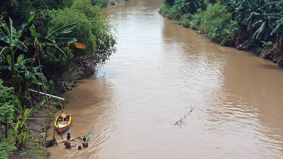 MENGALIR: Sungai Pekalen, Kabupaten Probolinggo saat terlihat di atas Jembatan Pajarakan. Airnya tampak mengalir dengan tenang. (Agus Faiz Musleh/Radar Bromo)