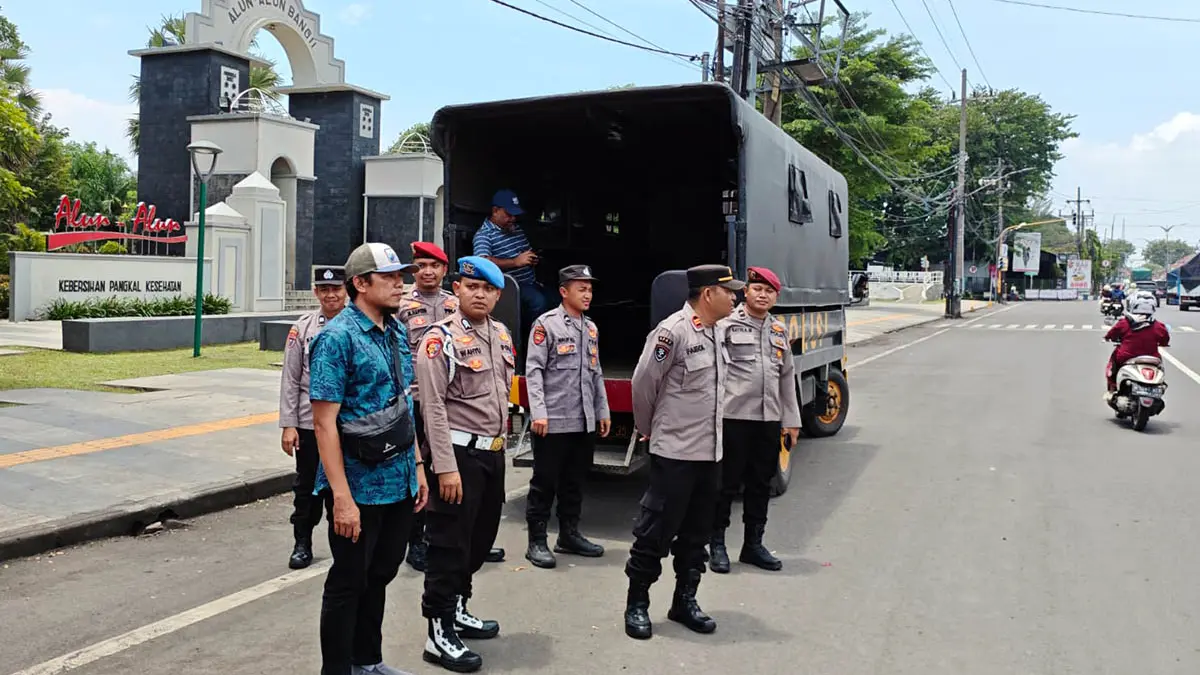 PATROLI: Petugas gabungan dari Polres Pasuruan saat melakukaan pemantauan di Alun-Alun Bangil. (Humas Polres Pasuruan for Radar Bromo)