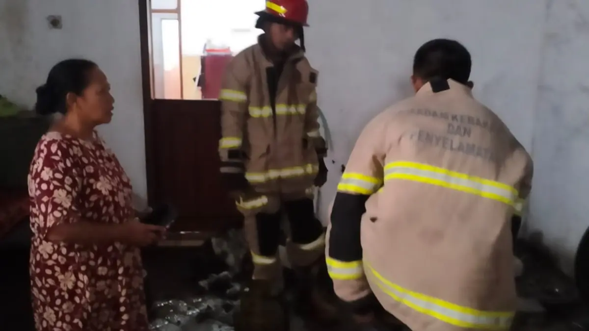 PENANGANAN: Petugas Damkar Kabupaten Probolinggo menangani kebocoran tabung gas di rumah Shintya Wahyu Safitri, warga Desa/Kecamatan Dringu, Sabtu (28/3). (DAMKAR KABUPATEN PROBOLINGGO FOR JAWA POS RADAR BROMO)